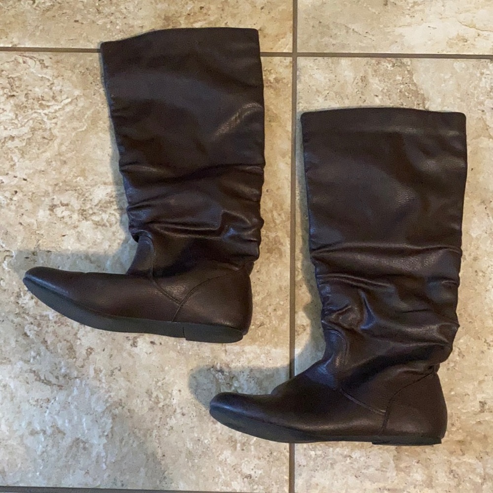 Brown boots, size 6